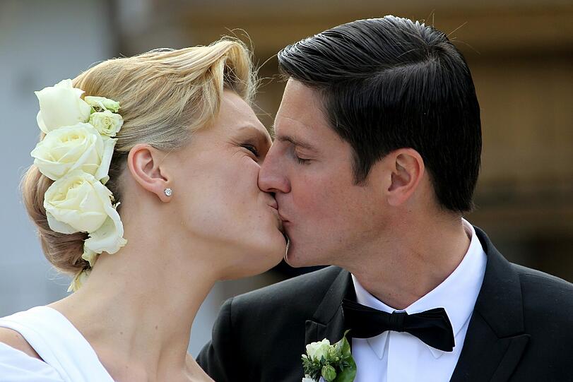 Skirennläuferin Maria Riesch küsst ihren frisch angetrauten Mann und Manager Marcus Höfl in Going. Am 14. April 2011 erfolgte in Garmisch-Partenkirchen die standesamtliche Trauung, am 16. April fand die kirchliche Trauung statt.