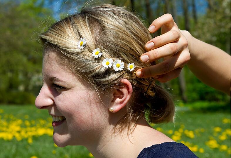 Ein Blumengesteck im Haar. Da kommt Sommerlaune auf.
