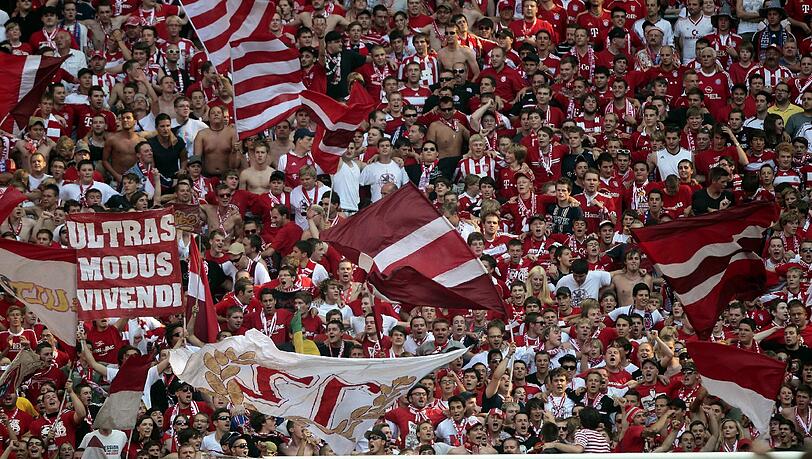 Bayern-Fans in der Allianz Arena. Bayern-Fans in der Allianz Arena.
