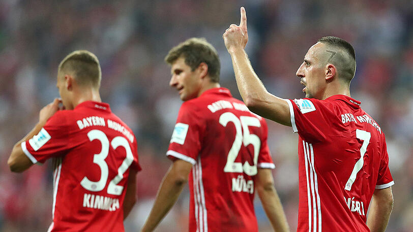 Im Eröffnungsspiel der vergangenen Bundesliga-Saison gewann der FC Bayern - von links Joshua Kimmich, Thomas Müller und Franck Ribéry - gegen Werder Bremen mit 6:0.