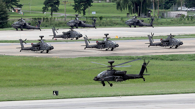 Südwestlich von Seoul heben Apache-Hubschrauber während des "Ulchi Freedom Guardian"-Manövers von US-Militär und südkoreanischen Streitkräften ab.