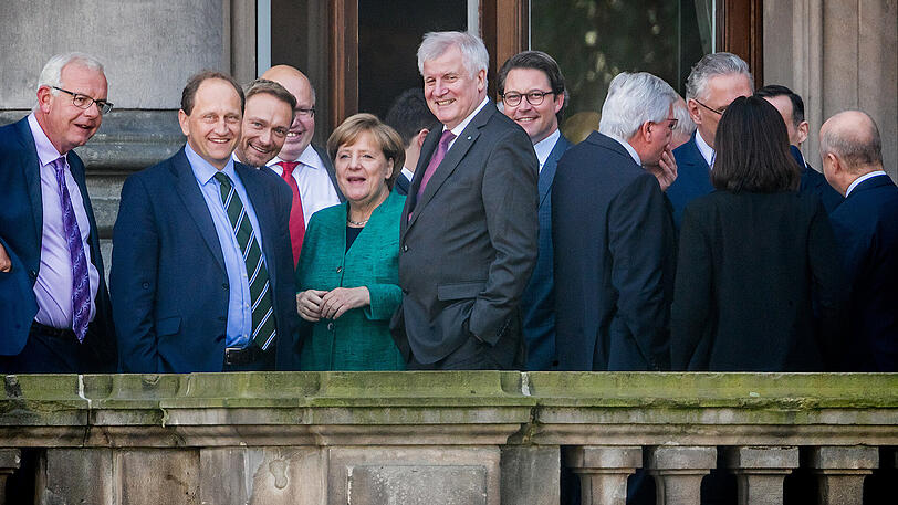 In Jamaika-Stimmung (v.l.): Thomas Kreuzer (CSU), Alexander Graf Lambsdorff, Christian Lindner (beide FDP), Peter Altmaier, Angela Merkel (beide CDU), Horst Seehofer und Andreas Scheuer (beide CSU).