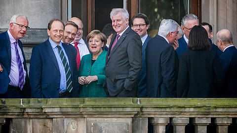 In Jamaika-Stimmung (v.l.): Thomas Kreuzer (CSU), Alexander Graf Lambsdorff, Christian Lindner (beide FDP), Peter Altmaier, Angela Merkel (beide CDU), Horst Seehofer und Andreas Scheuer (beide CSU).