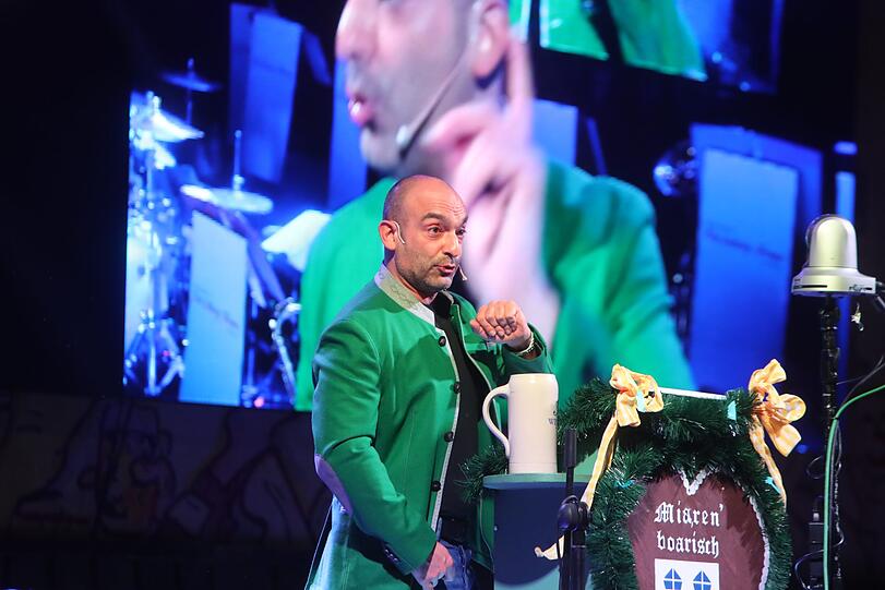 Django Asül teilt beim Landshuter Starkbierfest aus: Etwa 2.000 Besucher im ausverkauften Festzelt amüsieren sich prächtig.