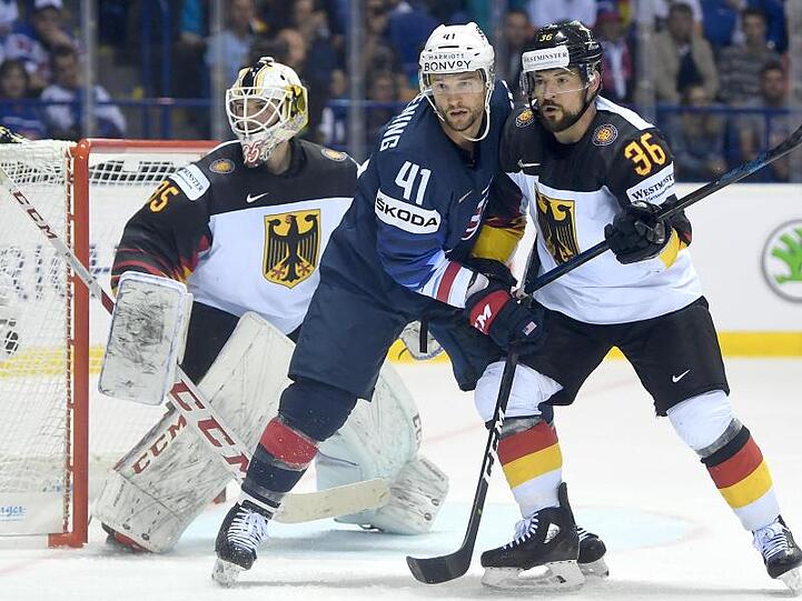 Yannic Seidenberg (r) und US-Spieler Luke Glendening im Zweikampf vor dem deutschen Tor.