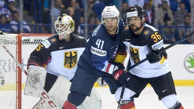 Yannic Seidenberg (r) und US-Spieler Luke Glendening im Zweikampf vor dem deutschen Tor. Yannic Seidenberg (r) und US-Spieler Luke Glendening im Zweikampf vor dem deutschen Tor.