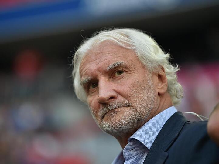 Rudi Völler, Geschäftsführer Sport bei Bayer 04 Leverkusen steht am Spielfeldrand. Foto: Lino Mirgeler/dpa/Archivbild