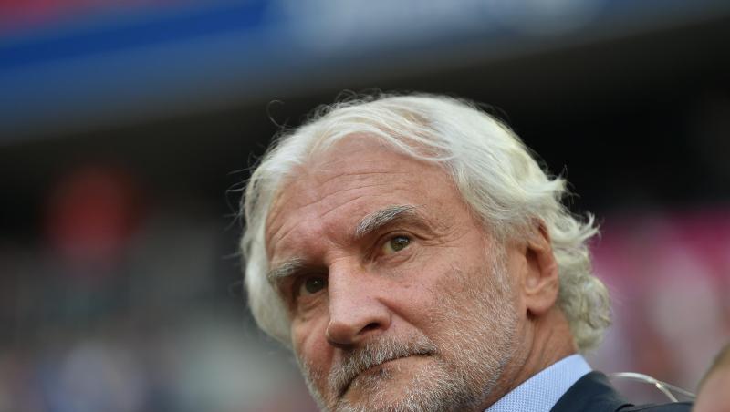 Rudi Völler, Geschäftsführer Sport bei Bayer 04 Leverkusen steht am Spielfeldrand. Foto: Lino Mirgeler/dpa/Archivbild Rudi Völler, Geschäftsführer Sport bei Bayer 04 Leverkusen steht am Spielfeldrand. Foto: Lino Mirgeler/dpa/Archivbild