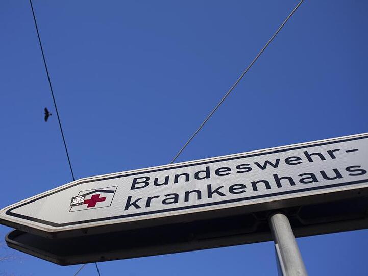 Ein Hinweisschild zeigt den Weg zu einem Bundeswehrkrankenhaus. Foto: Hans-Thomas Frisch/dpa