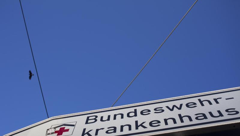 Ein Hinweisschild zeigt den Weg zu einem Bundeswehrkrankenhaus. Foto: Hans-Thomas Frisch/dpa Ein Hinweisschild zeigt den Weg zu einem Bundeswehrkrankenhaus. Foto: Hans-Thomas Frisch/dpa