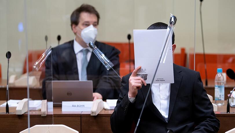Der Angeklagte verbirgt sein Gesicht. Der Angeklagte verbirgt sein Gesicht.