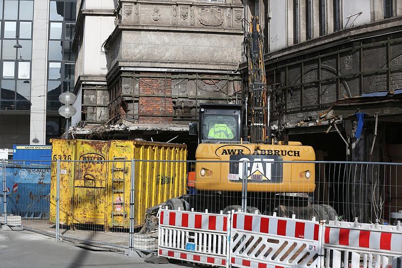 Am Karstadt werden die zuvor zugebauten Strukturen wieder freigelegt.
