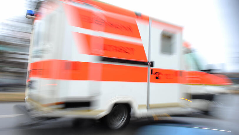 Die beiden Insassen des VW Golf und der Fahrer des Lieferwagens wurden ins Krankenhaus gebracht. (Symbolbild)