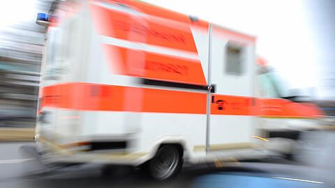 Die beiden Insassen des VW Golf und der Fahrer des Lieferwagens wurden ins Krankenhaus gebracht. (Symbolbild)