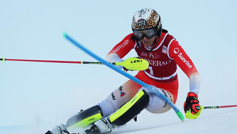 Wendy Holdener aus der Schweiz gewann den ersten Weltcup ihrer Alpin-Karriere - aber nicht alleine.