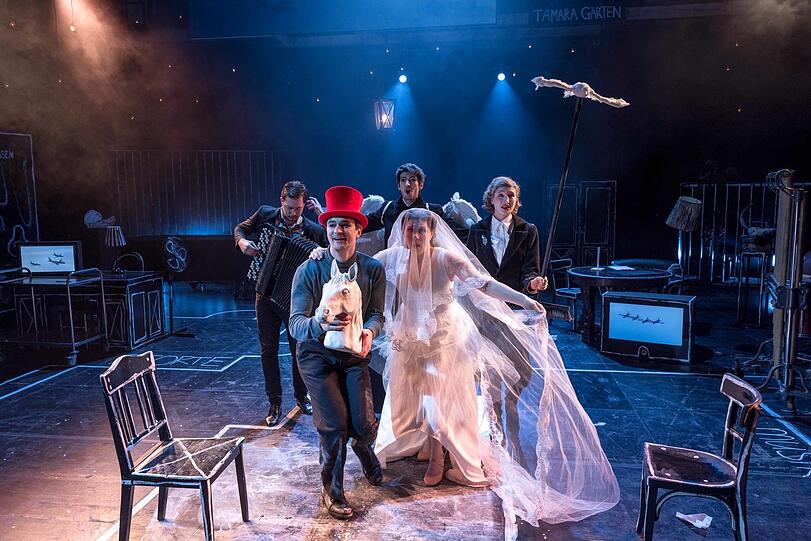 Die Vision einer russischen Hochzeit in Leon Zmeltys Oper "Einladung zu einer Enthauptung" nach dem Roman von Vladimir Nabokov in der Reaktorhalle.