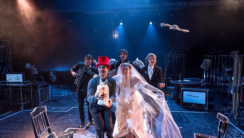 Die Vision einer russischen Hochzeit in Leon Zmeltys Oper "Einladung zu einer Enthauptung" nach dem Roman von Vladimir Nabokov in der Reaktorhalle. Die Vision einer russischen Hochzeit in Leon Zmeltys Oper "Einladung zu einer Enthauptung" nach dem Roman von Vladimir Nabokov in der Reaktorhalle.