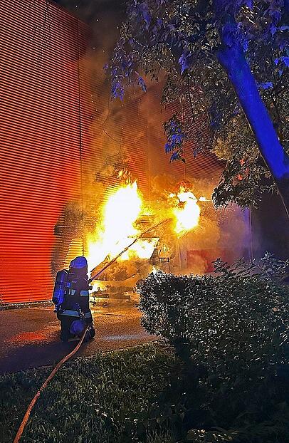 Die Feuerwehr hatte alle Hände voll zu tun in der Nacht von Samstag auf Sonntag. Die Feuerwehr hatte alle Hände voll zu tun in der Nacht von Samstag auf Sonntag.