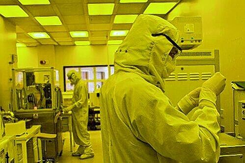 Forscher in den USA arbeiten in einem Labor mit Nanotechnologie.