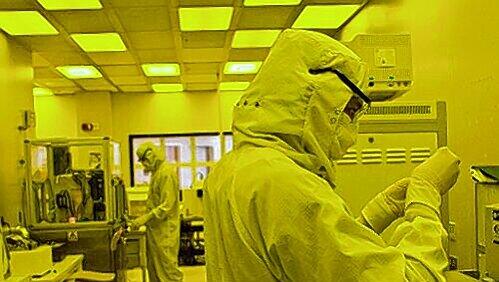 Forscher in den USA arbeiten in einem Labor mit Nanotechnologie. Forscher in den USA arbeiten in einem Labor mit Nanotechnologie.
