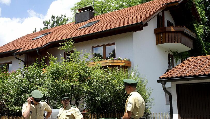 Ein idyllisches Haus in Hohenschäftlarn bei Ebenhausen und München: Hier hat ein Anwalt seine Frau mit einem Küchenmesser erstochen Ein idyllisches Haus in Hohenschäftlarn bei Ebenhausen und München: Hier hat ein Anwalt seine Frau mit einem Küchenmesser erstochen