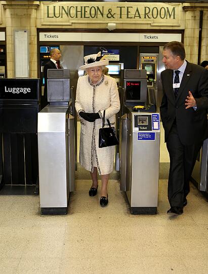 Queen Elizabeth und Kate Middleton besuchen die Londoner U-Bahn, die 150-jähriges Jubiläum feiert.