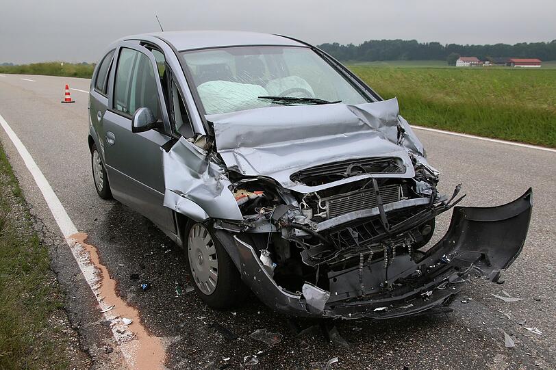 Unfall zwischen Ampfing und Haigerloh - die Bilder vom Rettungseinsatz.