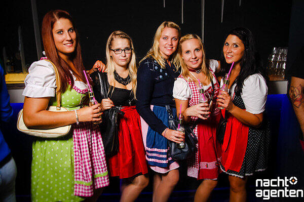 Wer sein Wiesn Spatzl noch nicht im Festzelt gefunden hatte, konnte dieses eventuell im Gecko Club finden. Mehr Bilder unter: href="http://www.nachtagenten.de/event/19.09.2015/gecko-club/wiesn-spatzl.332679.html