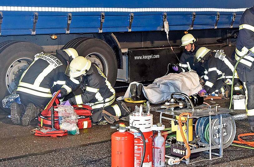 Bilder vom schweren Verkehrsunfall auf der A99 bei Neuherberg. Ein 40-Tonner raste in ein Stauende - mehrere Personen wurden schwer verletzt.