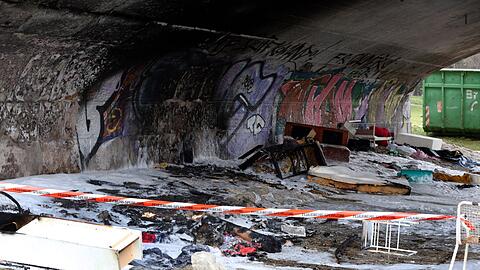 Am Dienstag (27. November 2018) hat es erneut unter der Reichenbachbrücke gebrannt. Erst vor einer Woche schlugen hier die Flammen meterhoch über die Brückenbrüstung.