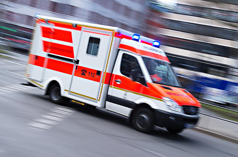 Die Frau wurde mit schweren Verletzungen in ein Krankenhaus gebracht. Noch schwebt sie in Lebensgefahr.