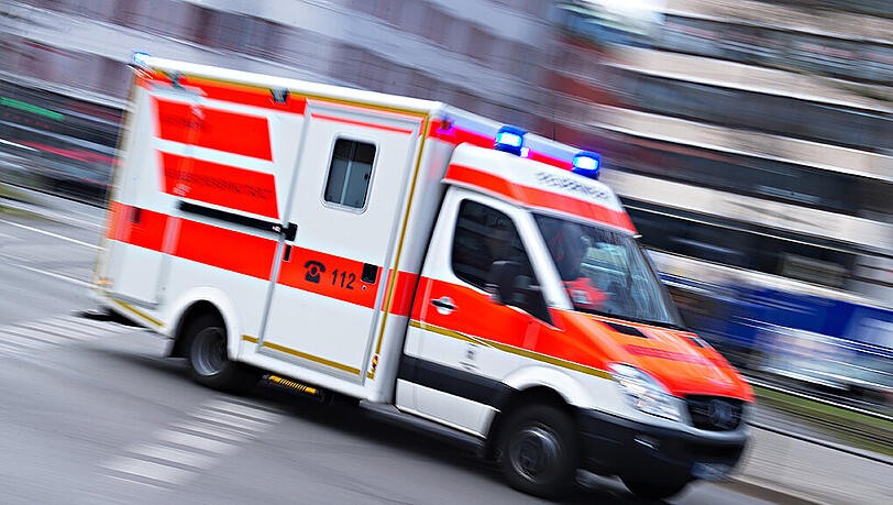 Die Frau wurde mit schweren Verletzungen in ein Krankenhaus gebracht. Noch schwebt sie in Lebensgefahr. Die Frau wurde mit schweren Verletzungen in ein Krankenhaus gebracht. Noch schwebt sie in Lebensgefahr.