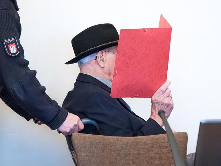Ein 93 Jahre alter ehemaliger SS-Wachmann des Konzentrationslagers Stutthof wird in den Gerichtssaal geschoben.