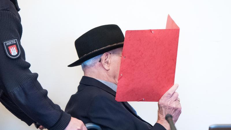 Ein 93 Jahre alter ehemaliger SS-Wachmann des Konzentrationslagers Stutthof wird in den Gerichtssaal geschoben. Ein 93 Jahre alter ehemaliger SS-Wachmann des Konzentrationslagers Stutthof wird in den Gerichtssaal geschoben.