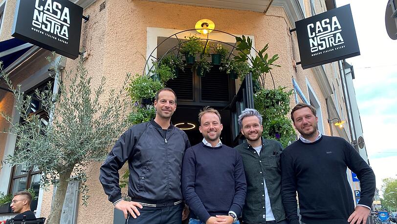 Die Betreiber (v.l.) Stefan Sumper, Bastian Schleich, Niklas Hacker und Philipp Schlick bei der Eröffnungsfeier im Casa Nostra in der Maxvorstadt.