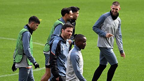 Bereit für Monte Carlo: Die Bayer-Profis mit Coach Xabi Alonso beim Abschlusstraining.