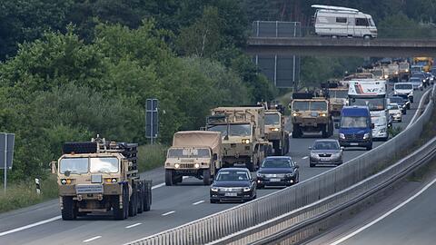 In Notfallsituationen sollen Militärs künftig von bestimmten Regeln für den Güterverkehr ausgenommen werden. (Archivbild)