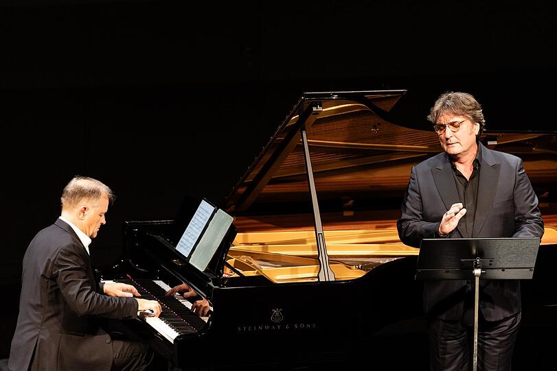 Ludovic Tézier mit dem Pianisten Julius Drake beim Festspiel-Liederabend im Prinzregententheater. Ludovic Tézier mit dem Pianisten Julius Drake beim Festspiel-Liederabend im Prinzregententheater.