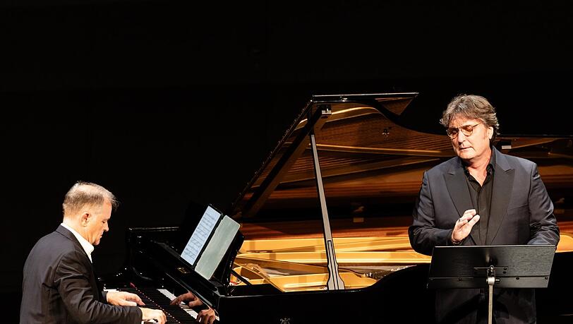 Ludovic Tézier mit dem Pianisten Julius Drake beim Festspiel-Liederabend im Prinzregententheater. Ludovic Tézier mit dem Pianisten Julius Drake beim Festspiel-Liederabend im Prinzregententheater.