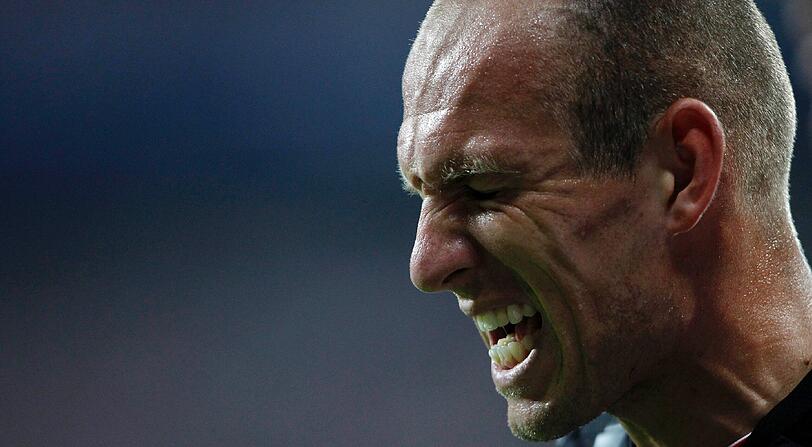 Das Gesicht schmerzverzerrt - die Bayern bangen um ihren Star Arjen Robben.
