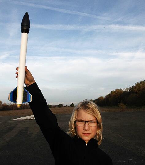 Moritz (10) mit seiner Rakete. Sie wurde per Bausatz zusammengebastelt und mit einer Treibsatzbatterie in die Luft gejagt.