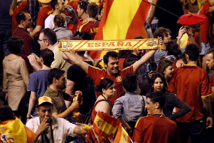 In München und rund um die Welt feierten die Spanien-Fans nach dem EM-Sieg über Italien ausgelassen - die Anhänger der "Squadra Azzurra" hingegen trugen Trauer. Hier sehen Sie die Bilder.