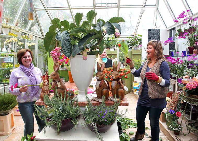 In &bdquo;Florians Blumenpavillon&ldquo; am Kufsteiner Platz besorgt unsere Bürgerreporterin ihre Geburtstagssträuße: Die Blumenmädchen Monika, Petra (im Hintergrund) und Sonja kennen sich aus.