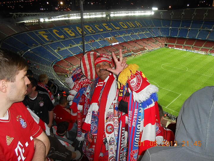 Meine Güte, war das geil in Barcelona! Die 19 Stunden im Bus haben sich mal so richtig gelohnt. Wir waren vorm Spiel im Barca-Museum und haben uns das Stadion angeschaut. Hier bekommt man einen tollen Eindruck von der Geschichte des Klubs. Das Camp Nou ist sensationell! Nach ein wenig Sightseeing sind wir mit der U-Bahn zum Stadion gefahren. Die Atmosphäre war der Wahnsinn, das Spiel sowieso &ndash; wann schlägt man denn schon mal die weltbeste Mannschaft auswärts mit 3:0?! Im Bus zurück nach Deutschland herrschte natürlich Ausnahmezustand! Jetzt hoffen wir alle, dass dieser Henkelpott ENDLICH wieder mal nach München kommt!!