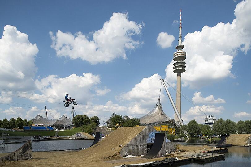 Waghalsige Jumps und das über Wasser. Die Bilder vom Training der X-Fighters auf dem Olympiasee.