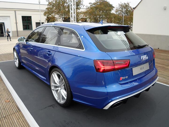 Der neue Audi RS6 Avant strahlt aus jedem Blickwinkel Kraft und Dynamik aus.