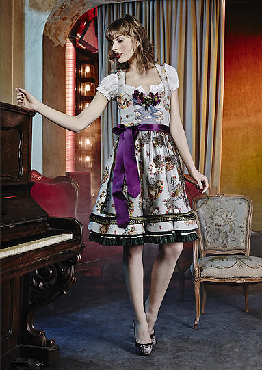 Blumen kommen im Herbst nicht nur als Motiv auf den Stoff selbst - sie sind so angesagt, dass sie sogar zusätzlich den Ausschnitt zieren dürfen, wie hier beim Dirndl von Lola Paltinger (ca. 2800 Euro). https://www.lodenfrey.com/index.php?lang=0&cl=celebros_search&sQWSearchProfile=SalePhase&searchparam=Wiesndirndl+2015&nrinfscr=1