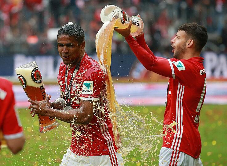 Douglas Costa kommt erstmals in den Genuss einer Weißbierdusche.