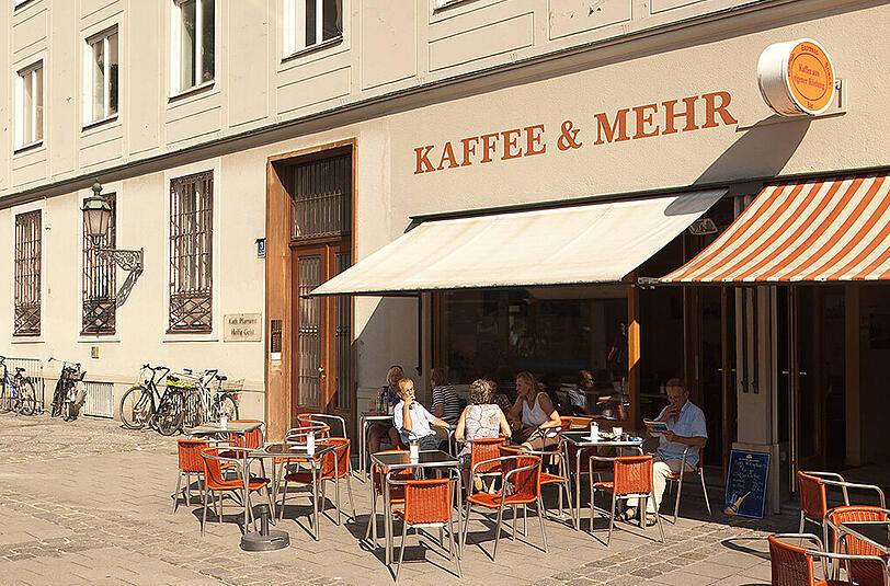Auf der Terrasse im &bdquo;Kaffee und Mehr&ldquo; gab es fernab des Trubels stets ein Plätzchen in der Sonne.