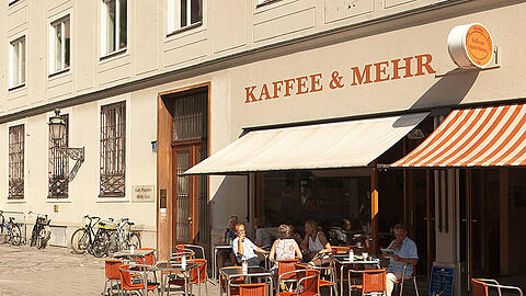 Auf der Terrasse im &bdquo;Kaffee und Mehr&ldquo; gab es fernab des Trubels stets ein Plätzchen in der Sonne.